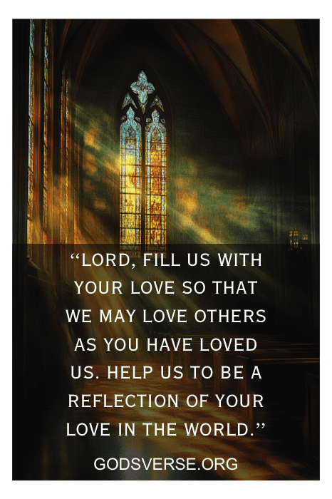 Um vitral de igreja com uma oração: "Senhor, encha-nos com seu amor para que possamos amar os outros durante nossas orações dominicais para a igreja.