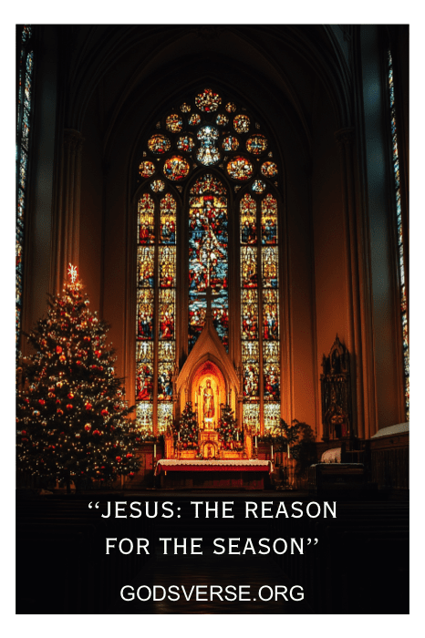 Interior da igreja adornado com vitrais, um altar brilhante e uma árvore de Natal festiva. Uma placa bem pensada proclama: "JESUS: A RAZÃO DA TEMPORADA". Descubra mais frases inspiradoras de placas de igreja para o Natal em GODSVERSE.ORG.