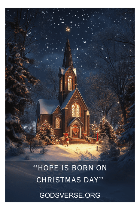 Uma cena serena de neve apresenta uma igreja com iluminação quente, transmitindo a mensagem: "A esperança nasce no dia de Natal". A imagem se encaixa nos dizeres tradicionais dos sinais da igreja para o Natal, capturando o espírito festivo. Visite "GODSVERSE.ORG" em texto branco em negrito para ver mais mensagens inspiradoras.