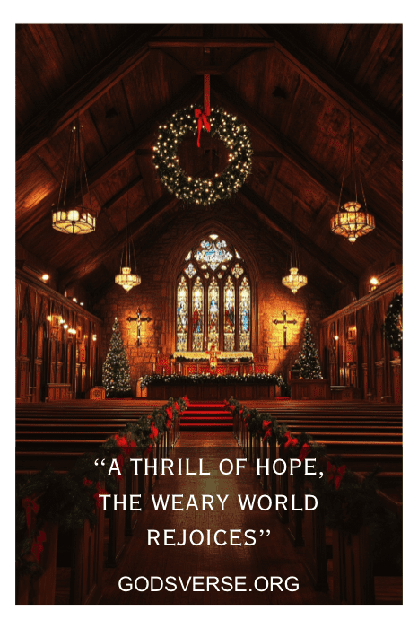 Interior de igreja aconchegante adornado com guirlandas de Natal, árvores e um vitral. Texto sobreposto com dizeres emocionantes de Natal para a igreja.