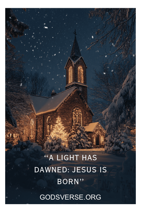Igreja coberta de neve à noite com luzes brilhantes, apresentando a citação: "A Light Has Dawned: Jesus nasceu". Abaixo, está escrito "Godsverse.org", capturando o espírito dos dizeres de sinais de igreja para o Natal.