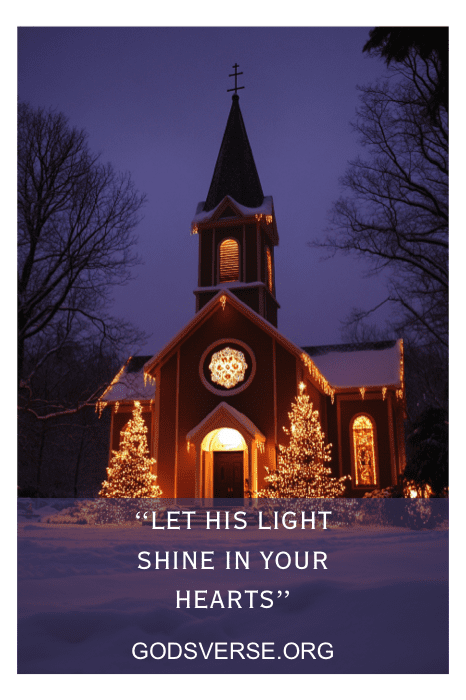 Uma igreja coberta de neve e adornada com luzes de Natal ilumina a noite, cercada por árvores reluzentes. O texto diz: "Let His light shine in your hearts" (Deixe a luz Dele brilhar em seus corações) e "GODSVERSE.ORG", capturando o espírito de amor divino frequentemente visto nos dizeres de placas de igreja para o Natal.