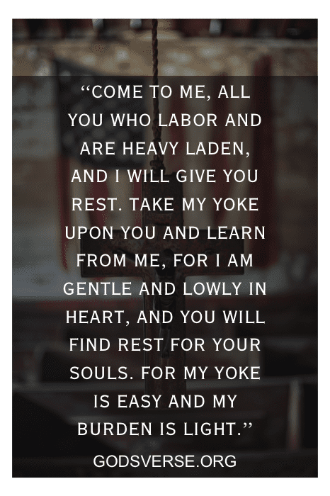 Uma citação de Mateus 11:28-30 sobre descansar e encontrar paz em Deus, com um fundo desfocado. Perfeito para quem está procurando versículos bíblicos para se sentir deprimido e desanimado.