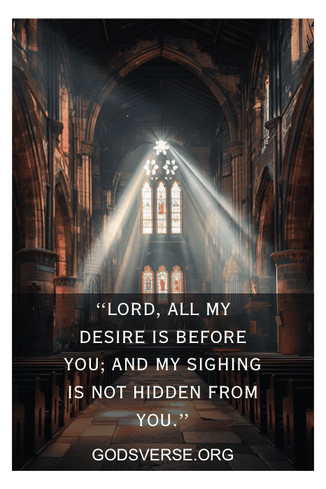 Interior de uma igreja com a luz do sol entrando, o texto sobreposto diz: "Senhor, todo o meu desejo está diante de Ti, e o meu suspiro não está escondido de Ti". Esses versículos bíblicos para quem está se sentindo deprimido e desanimado oferecem consolo e esperança.