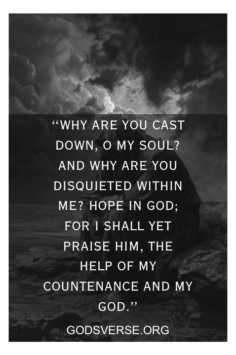 Uma pessoa sentada em um cenário de céu escuro e nublado com o texto "WHY ARE YOU CAST DOWN, O MY SOUL? ESPERE EM DEUS. Reflita sobre os versículos bíblicos para se sentir abatido e desanimado.