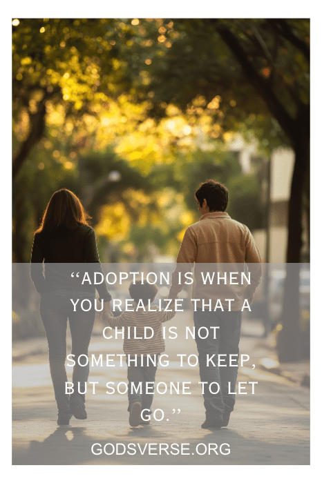 Una pareja pasea bajo los árboles con una cita de adopción para hijos de godsverse.org elegantemente superpuesta en la imagen.