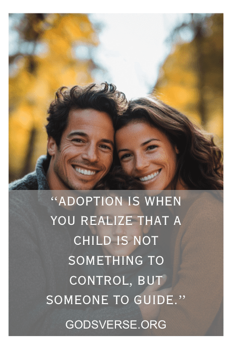 Una pareja sonriente en un parque, con una inspiradora cita de adopción superpuesta dedicada a los hijos.