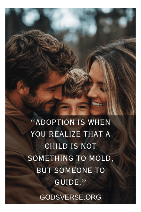 Un alegre abrazo familiar resplandece con calidez y amor, resaltado por una conmovedora cita de adopción para hijos.