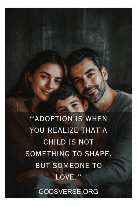 Una feliz familia de tres sonrientes con una sentida cita sobre la adopción: "La adopción es cuando te das cuenta de que un hijo es para amar.