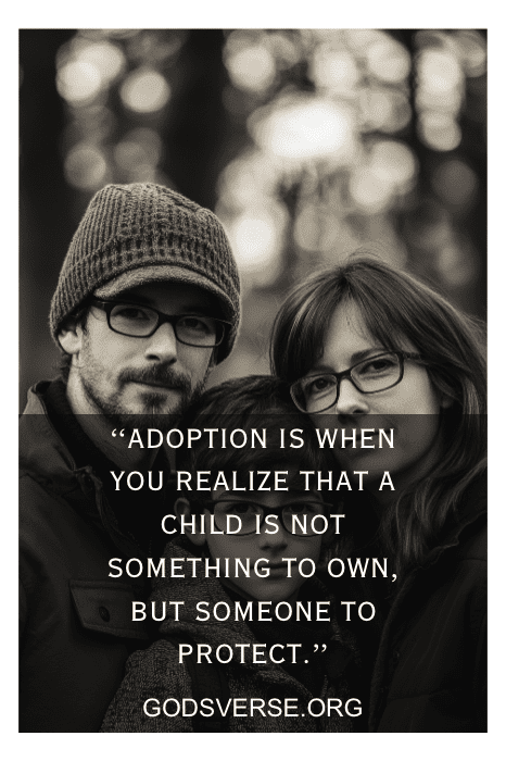 Una pareja abraza a su hijo, con un texto superpuesto sobre la adopción y la protección, que se hace eco de sentidas frases de adopción para hijos.