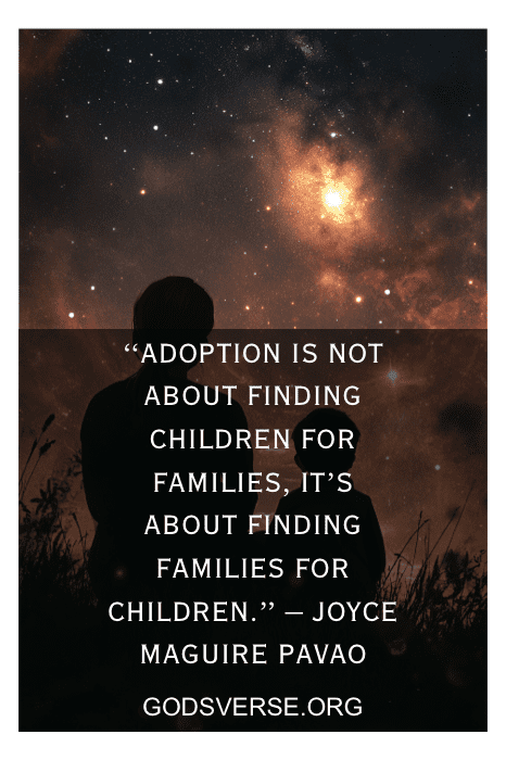 Silueta de dos personas contemplando un cielo estrellado con una cita de adopción para hijos superpuesta.