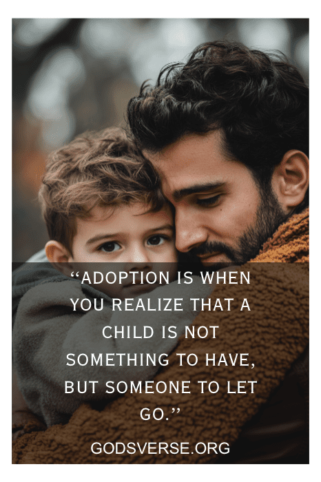 Hombre abrazando a un niño con texto: "Las frases de adopción para hijos nos recuerdan que la adopción es cuando te das cuenta de que un hijo no es algo que hay que tener, sino alguien a quien hay que dejar marchar".