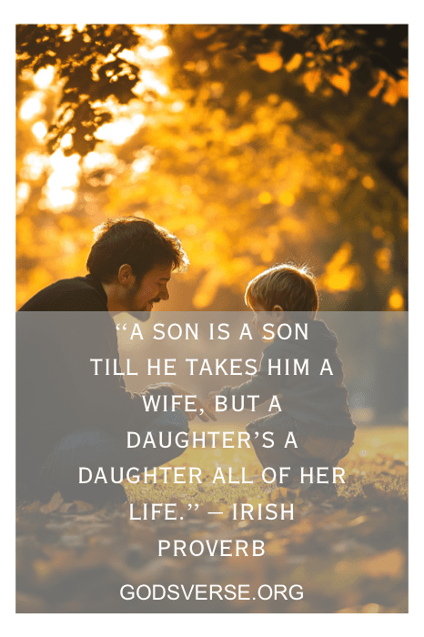 Un padre y su hijo se sientan juntos en un parque iluminado por el sol, compartiendo risas. Un proverbio irlandés se superpone a su momento, haciéndose eco del sentimiento que a menudo se encuentra en las citas de adopción para hijos, un recordatorio de que el amor hace una familia.