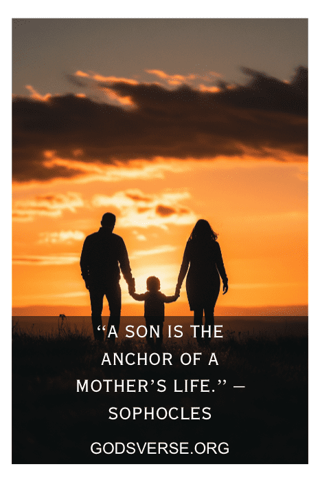 Silueta de una familia cogida de la mano al atardecer, con una sentida cita sobre la vida de un hijo y una madre, celebrando el hermoso viaje de la adopción.