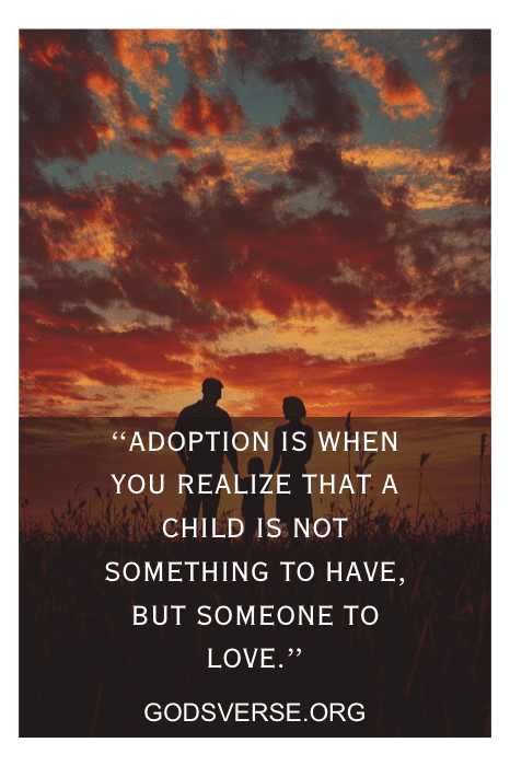 Siluetas de dos personas al atardecer, acompañadas de una sentida cita de adopción para hijos sobre el amor de godsverse.org.