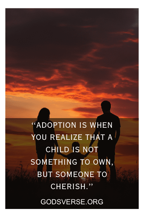 Silueta de adulto y niño al atardecer con una cita de adopción para hijos de godsverse.org.