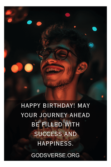 Um homem sorri alegremente, cercado por luzes vibrantes e uma mensagem de aniversário sincera, ecoando algumas das melhores citações de aniversário para homens.