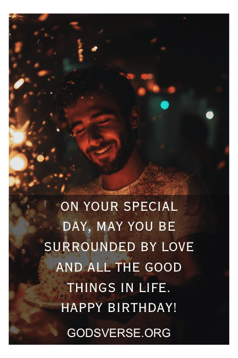Homem sorrindo com fogos de artifício, segurando um bolo. O texto deseja um feliz aniversário, com algumas citações inspiradoras de aniversário para homens.