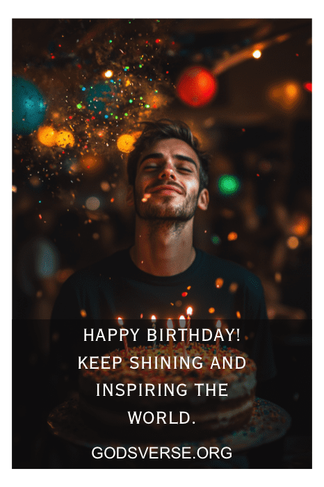 Homem sorrindo com os olhos fechados, segurando um bolo. Texto: "Feliz aniversário! Continue brilhando e inspirando o mundo com essas citações de aniversário para homens. godsverse.org".