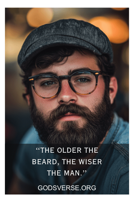 Un hombre con barba y gafas, tocado con una gorra, reflexiona: "Cuanto más vieja es la barba, más sabio es el hombre". Es una cita clásica de los hombres con barba.
