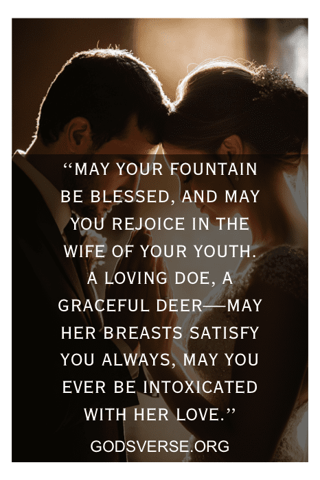 Una pareja tocándose las frentes con una sentida cita bíblica sobre las bendiciones del amor y una esposa devota superpuesta a la escena.