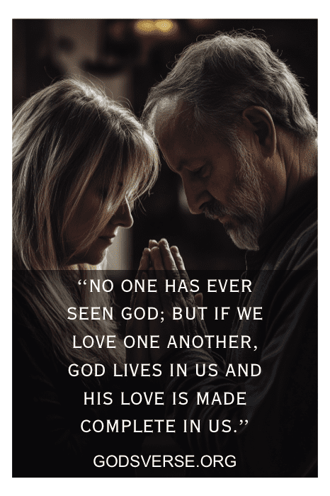 Um marido e uma esposa oram juntos, com a cabeça baixa, enquanto um versículo bíblico significativo sobre o amor de Deus é lindamente sobreposto.