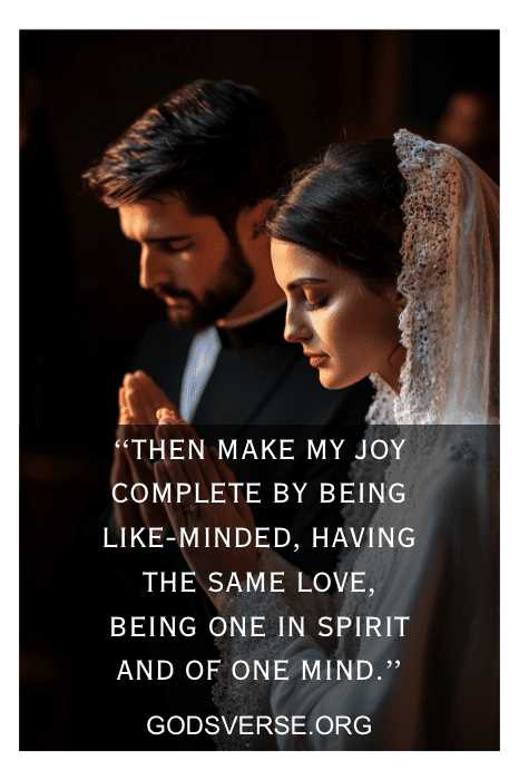 Um marido e uma esposa inclinam suas cabeças em oração, com um versículo bíblico sobreposto lembrando-os gentilmente do poder da união e do amor.