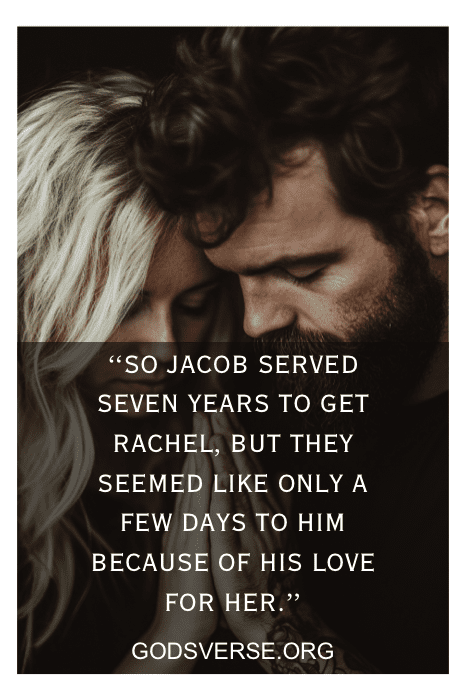 Una pareja se abraza estrechamente, rodeada de un ambiente tierno, con una cita bíblica sobre el amor de Jacob por Raquel inscrita en la imagen, que capta la esencia de los momentos entrañables y la devoción divina.