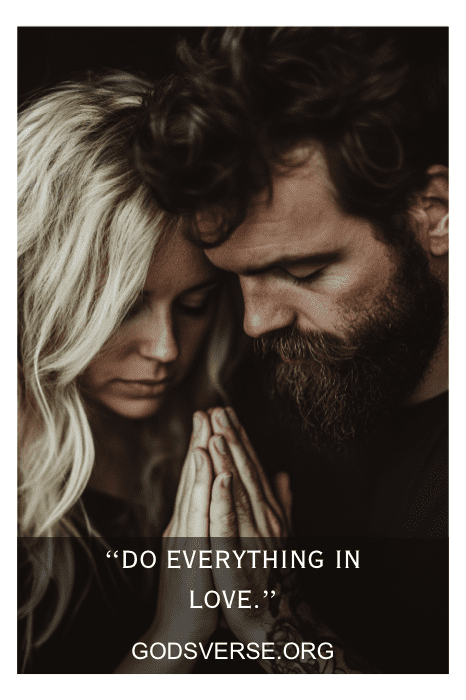 Um marido e uma esposa oram juntos, unidos na fé, com o texto "Faça tudo em amor" e "GODSVERSE.ORG" graciosamente exibido como um versículo bíblico de devoção.