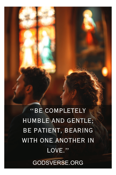 Sobre la imagen aparece una pareja sentada en una iglesia, acompañada de una cita bíblica sobre la humildad, la paciencia y el amor dentro del matrimonio.