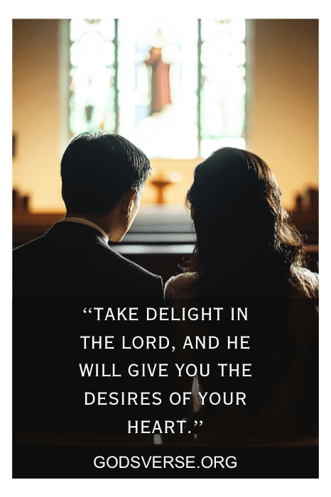 Um marido e uma esposa oram juntos na igreja, inspirados por um versículo bíblico sobre deleitar-se no Senhor, do site godsverse.org.