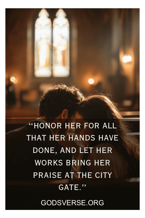 Una pareja se sienta tranquilamente en una iglesia, donde se exhibe con cariño una cita bíblica sobre honrar a la esposa, que subraya la santidad y devoción de su unión.