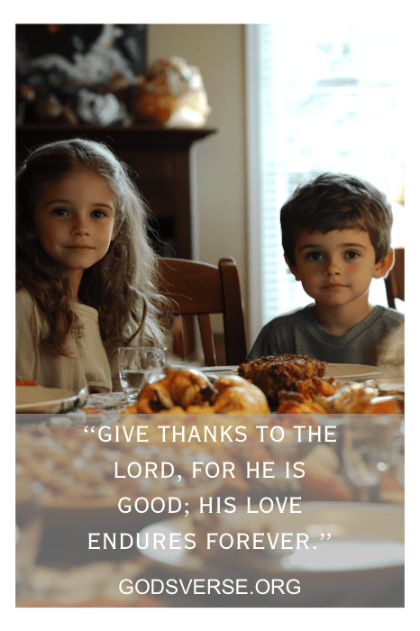 Duas crianças em uma mesa com comida, sobreposição de texto: "Dai graças ao Senhor, porque Ele é bom; Seu amor dura para sempre." Versículos bíblicos perfeitos para crianças no Dia de Ação de Graças.