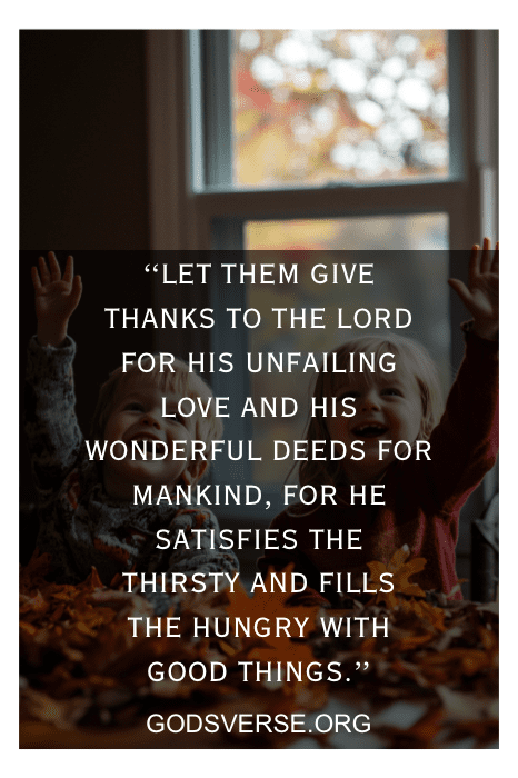 Duas crianças com os braços erguidos dentro de casa, uma cena alegre celebrando o Dia de Ação de Graças Versículos da Bíblia para Crianças. As sobreposições de texto expressam gratidão e refletem sobre as abundantes provisões de Deus, lembrando-nos da importância de agradecer.