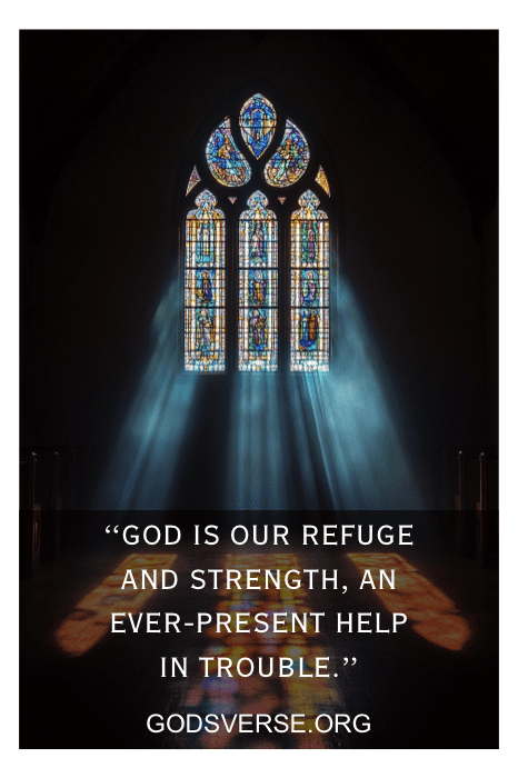 Vitral com feixes de luz e texto: "Deus é nosso refúgio e fortaleza, socorro sempre presente na angústia", oferecendo um versículo bíblico para um bom dia.