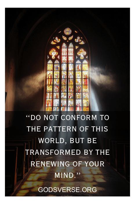 Vitral em uma igreja com o inspirador versículo bíblico para um bom dia: "Não se conformem... transformem-se pela renovação de sua mente.