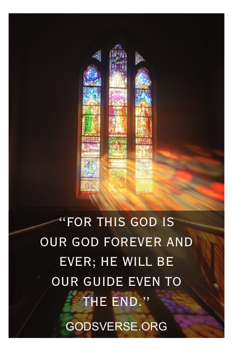 Um vitral colorido exibe uma citação sobre Deus e orientação, ecoando os versículos do Salmo sobre a vida, lindamente atribuída ao Godsverse.org.