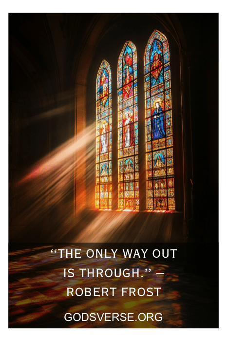 A luz do sol que atravessa um vitral em uma igreja lança tons vibrantes, muito parecidos com a força encontrada em citações de incentivo para homens. Texto: "A única saída é através dela." - Robert Frost, Godsverse.org.