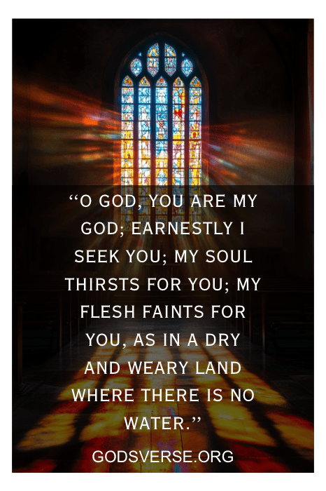 Um vitral lança uma luz colorida, com uma sobreposição vibrante do Salmo 63:1, ecoando o tema dos versículos do Salmo sobre a vida.