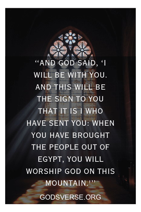 El interior de una iglesia con una vidriera, elegantemente adornada con un texto superpuesto de un versículo bíblico sobre la presencia de Dios con nosotros, que se hace eco de la eterna promesa de fe del Éxodo.