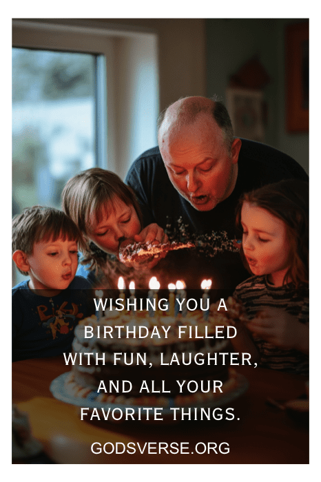 Um homem e três crianças sopram velas em um bolo de aniversário, destacado por frases de aniversário sinceras para homens, desejando uma comemoração alegre.
