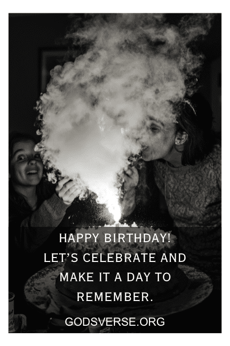 Uma pessoa sopra velas em um bolo, criando uma nuvem de fumaça, com frases de aniversário para homens comemorando o dia especial.