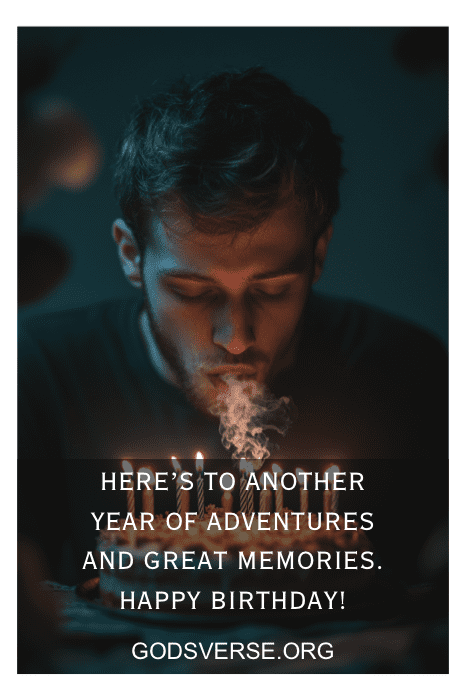 Um homem soprando velas em um bolo. O texto diz: "Um brinde a mais um ano de aventuras. Feliz aniversário! Que este ano seja repleto de momentos memoráveis e citações de aniversário inspiradoras para homens.