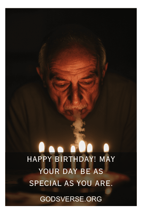 Um homem idoso sopra as velas de um bolo de aniversário em uma sala mal iluminada. Texto: "Happy Birthday! Que seu dia seja especial, cheio de alegria e risadas. Um brinde a muitos outros anos de felicidade", capturando citações de aniversário sinceras para homens.