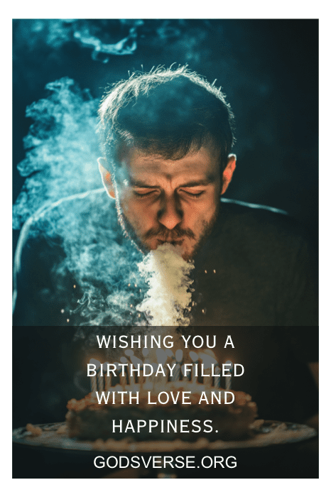 Homem soprando velas em um bolo; o texto diz "Desejo a você um aniversário repleto de amor, felicidade e as melhores frases de aniversário para homens". Godsverse.org.