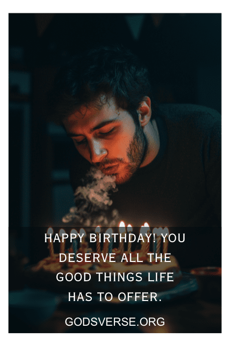 Uma pessoa soprando velas em um bolo de aniversário com o texto: "Happy Birthday! Você merece todas as coisas boas da vida". Perfeito para citações de aniversário para homens que buscam celebração e alegria.