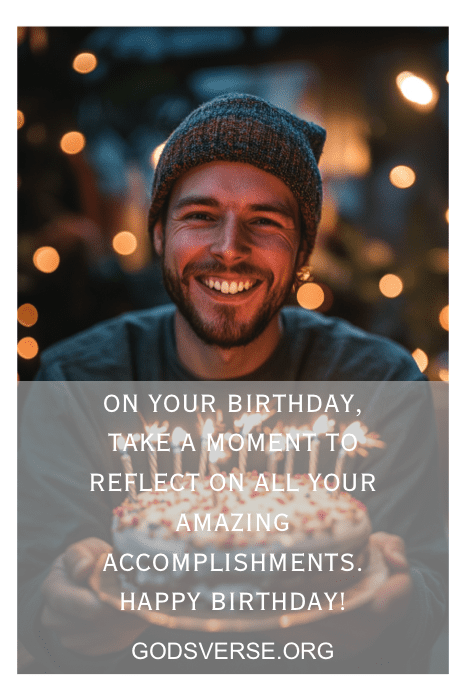 Um homem sorridente com um gorro é cercado por luzes festivas. Sobreposição de texto: votos de aniversário e incentivo com citações inspiradoras de aniversário para homens.