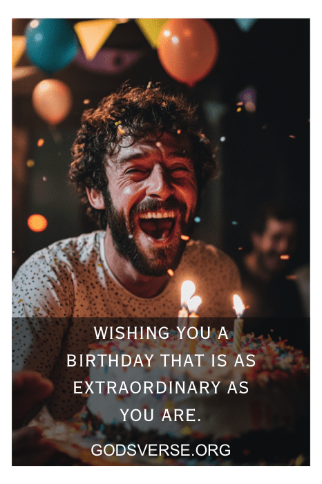 Homem com barba rindo perto de um bolo de aniversário, cercado por balões coloridos. Texto: "Desejo a você um aniversário extraordinário, cheio de alegria e momentos inesquecíveis. As citações de aniversário para homens dizem tudo!