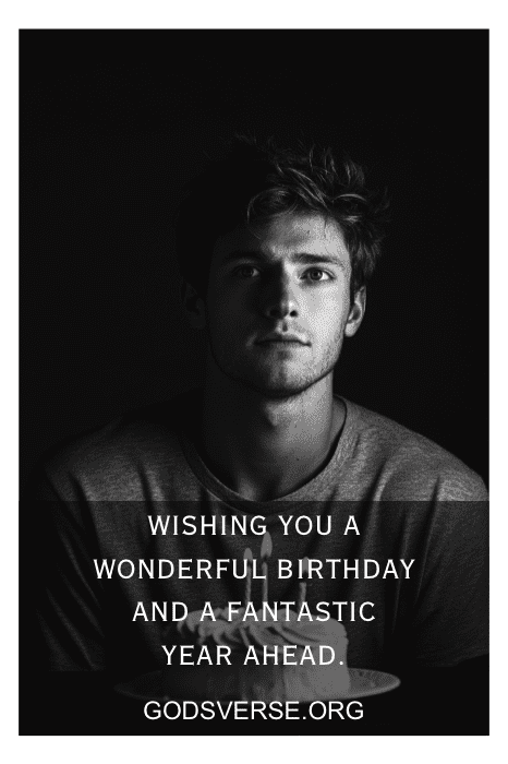 Imagem em preto e branco de um homem com sobreposição de texto de desejos de aniversário, com citações inspiradoras de aniversário para homens.