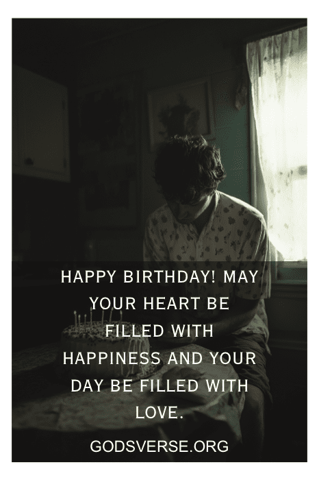 Pessoa sentada em uma mesa com velas de aniversário; o texto diz "Feliz aniversário! Que seu coração se encha de amor e que você encontre inspiração nessas sinceras citações de aniversário para homens.